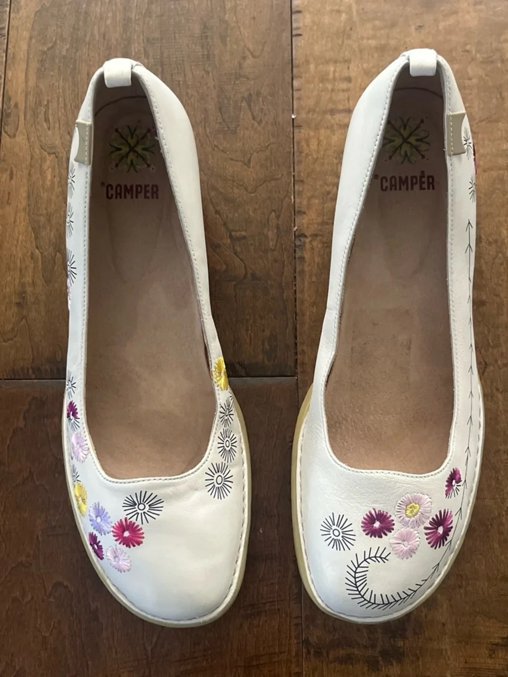 Camper ‘Twins’ white leather floral embroidered wedge pumps Sz. 40